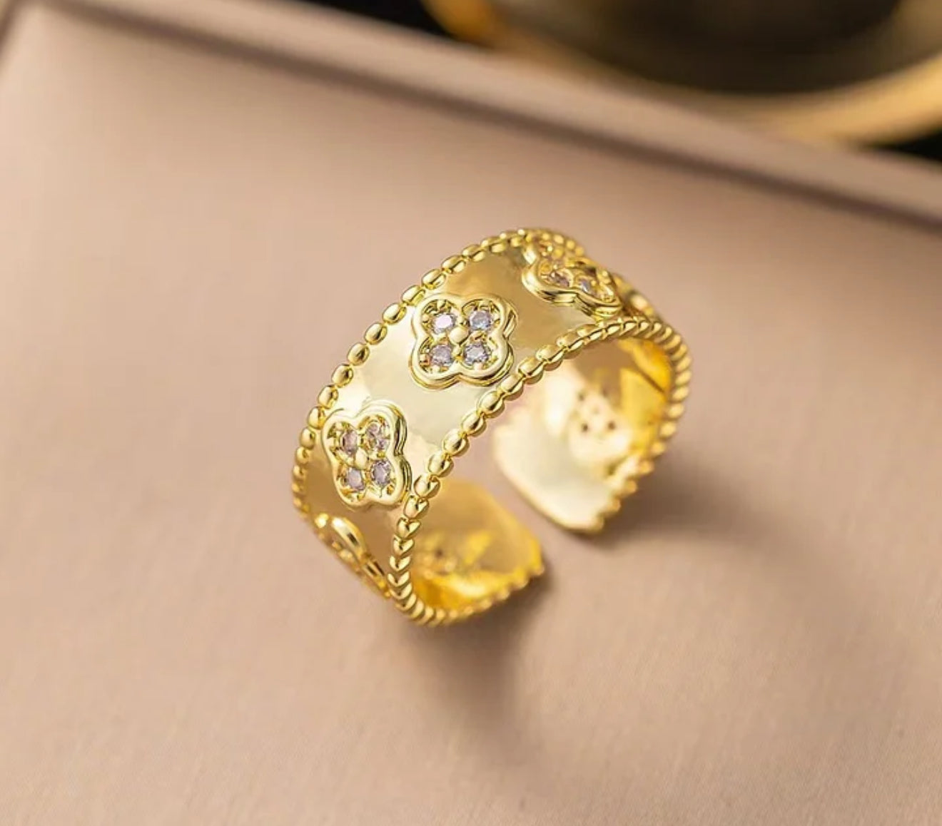 Zircon mini clover ring