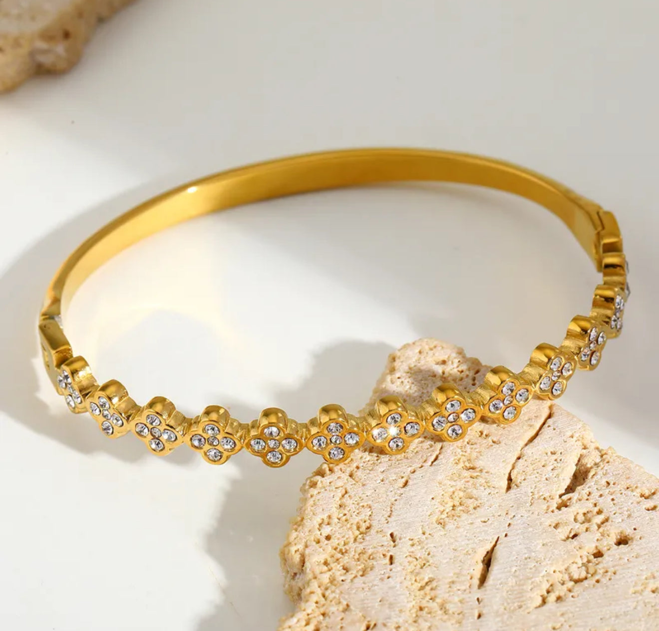 Allurá zirconia bangle