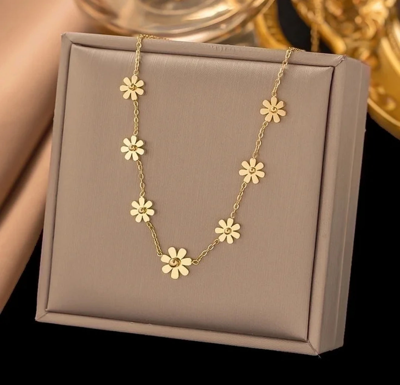 Gold daisy necklace