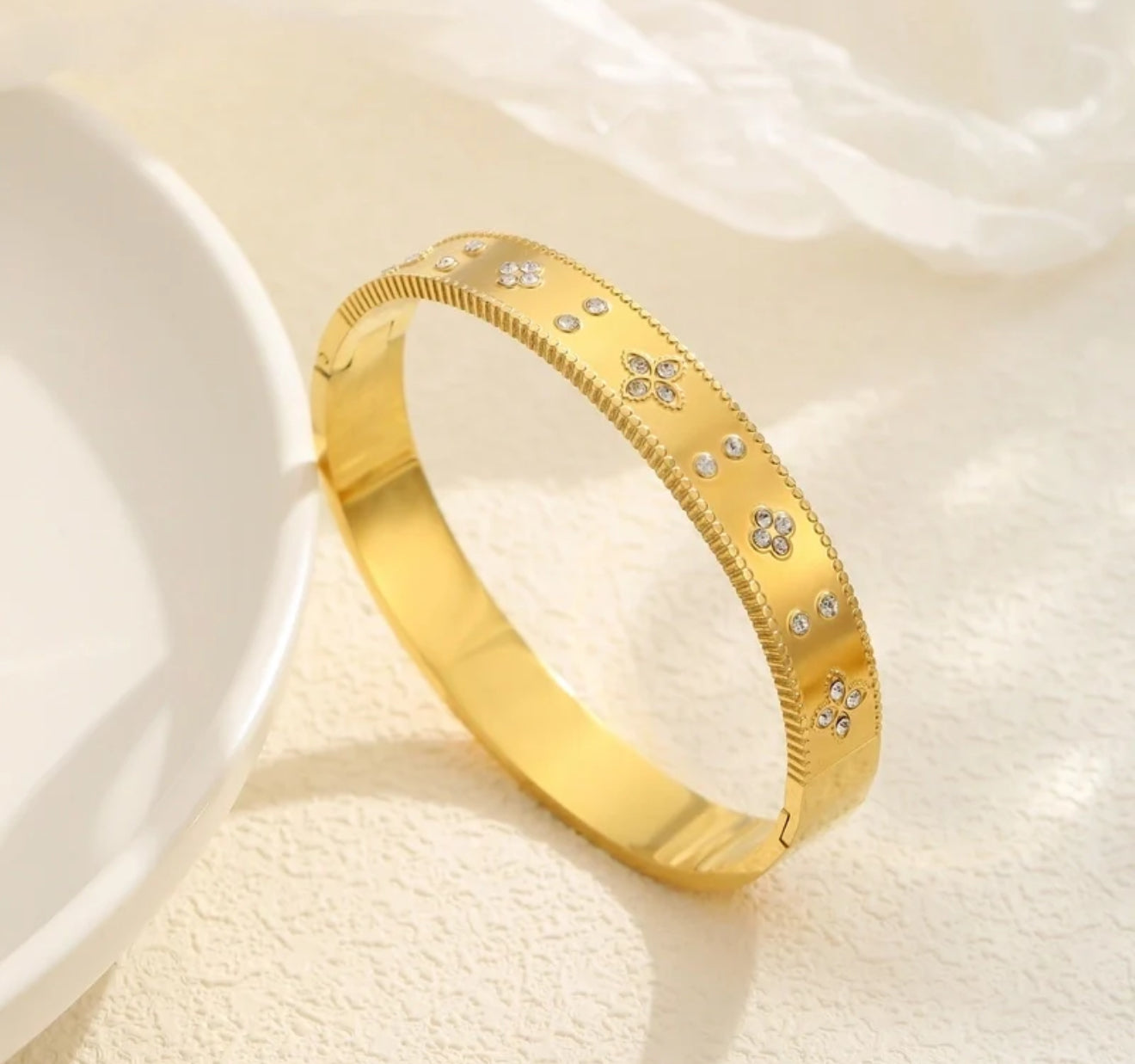 Lumé Petal Bangle