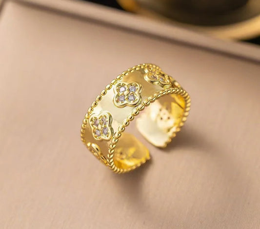 Zircon mini clover ring