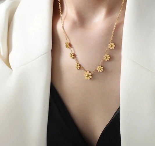Gold daisy necklace