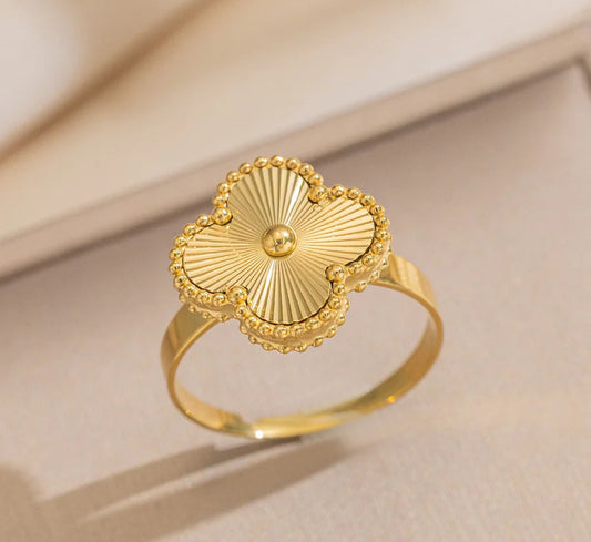 Gold clover ring