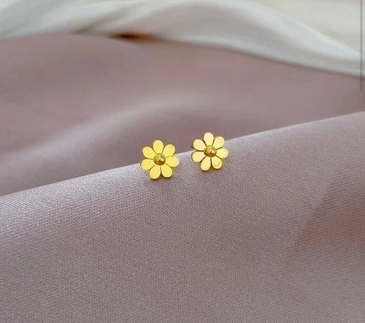 Gold daisy ear studs