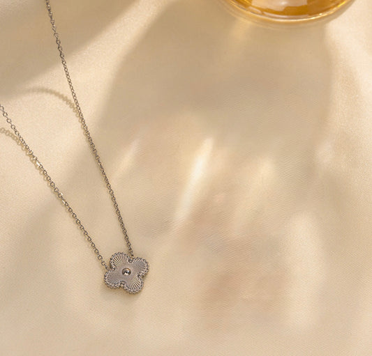 Silver clover necklace