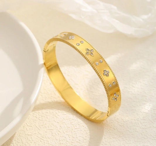 Lumé Petal Bangle