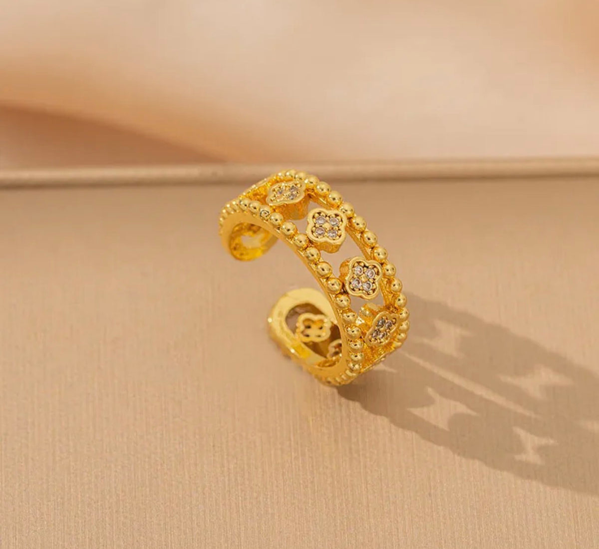 Zircon mini clover ring
