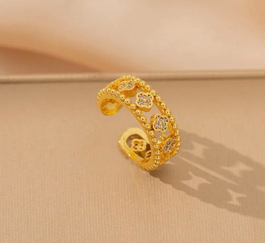 Zircon mini clover ring